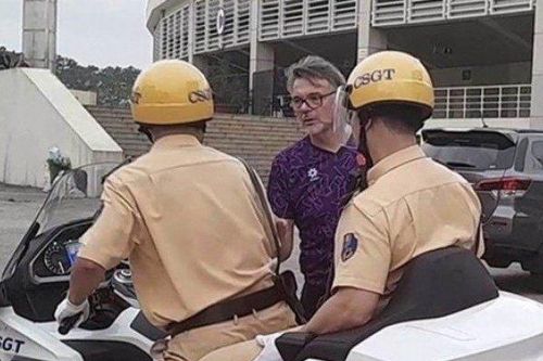 Tin tức 24h qua: HLV Troussier bất ngờ tặng quà CSGT