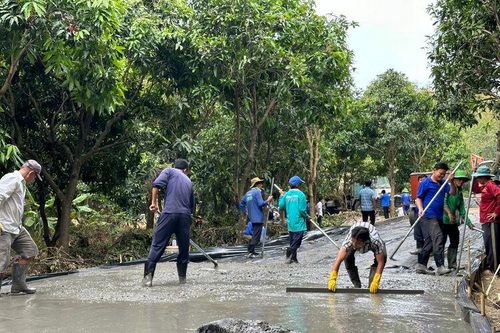 Tuổi trẻ Tri Tôn nâng cấp đường lên đồi Ma Thiên Lãnh