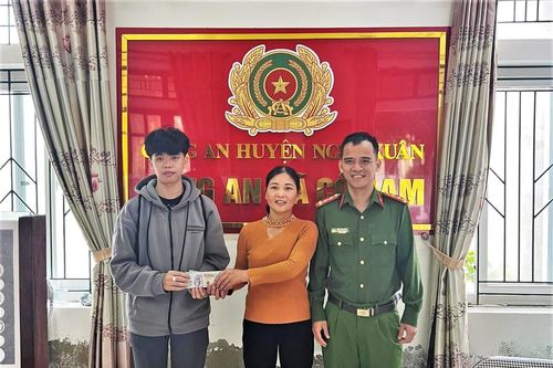 Hai phụ nữ ở Hà Tĩnh trả lại hơn 100 triệu đồng cho người chuyển nhầm