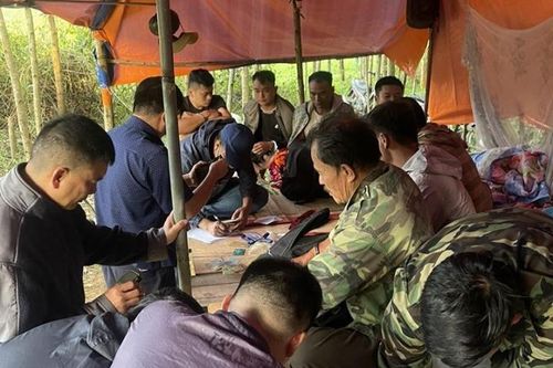 Đánh úp nhóm 'vàng tặc' tận rừng sâu