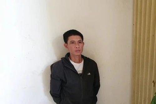 Bắt gã đàn ông '2 tay 2 súng' đến nhà phụ nữ giải quyết mâu thuẫn