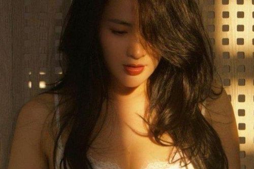 'Lưu Diệc Phi phiên bản Việt' mặc áo bra mỏng manh tôn làn da trắng ngần