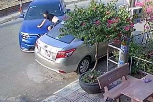 Clip: Nhờ 'cú nhảy thần thánh', thanh niên thoát chết trong gang tấc khi bị ô tô lao thẳng vào người