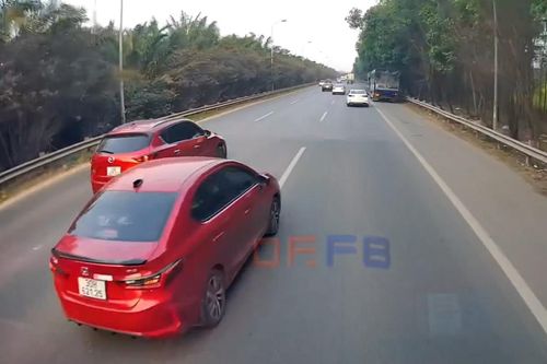 Hai ô tô chạy tốc độ cao, chèn ép nhau trên Đại Lộ Thăng Long