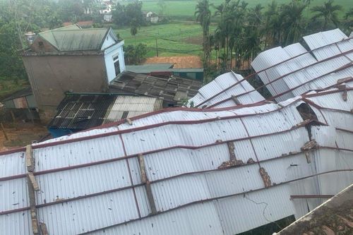 Phú Thọ: Dông lốc làm tốc mái hơn 280 căn nhà ở huyện Hạ Hòa