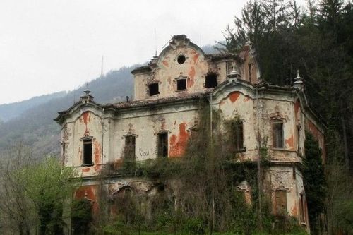 Bí ẩn rùng rợn về biệt thự bỏ hoang đáng sợ nhất Italy