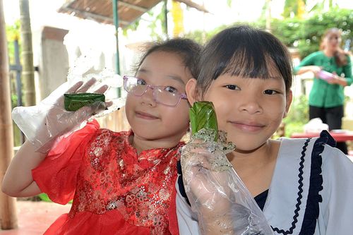 Học sinh thích thú trải nghiệm làm bánh truyền thống ở làng du lịch