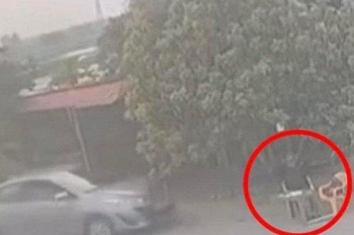 Thót tim cảnh ô tô tập lái ủi bay người đàn ông ngồi ven đường