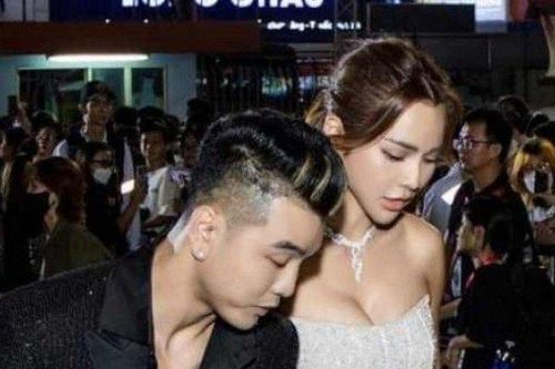Vợ Ưng Hoàng Phúc ngày thường kín kẽ, đi với chồng lại thích váy hở táo bạo