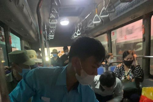 Nhân viên xe buýt kịp thời đưa 2 người bị tai nạn giao thông đi cấp cứu