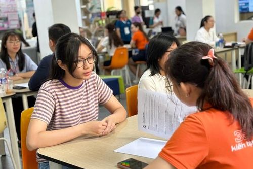 Gần 50 doanh nghiệp đến trường 'săn' sinh viên