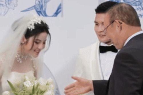 Chu Thanh Huyền và Doãn Hải My cúi chào HLV Park Hang-seo, trợ lý tiết lộ thầy không cần phiên dịch khi nói chuyện với các bạn nữ xinh đẹp