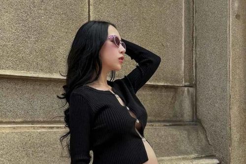 Rich kid Phạm Trần Minh Anh bầu tròn xoe vẫn diện váy ngắn cũn