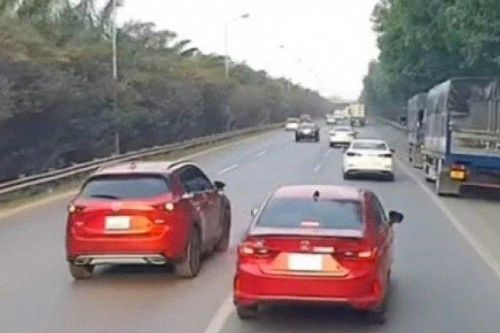 Hà Nội: Xác minh 2 ô tô chèn ép, rượt đuổi nhau như phim trên cao tốc
