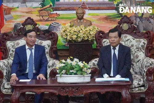 Đoàn công tác thành phố Đà Nẵng thăm, làm việc tại Champasak (Lào)