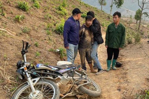 Bị bắt khi đang chạy xe máy 'gùi' ma túy dọc triền núi
