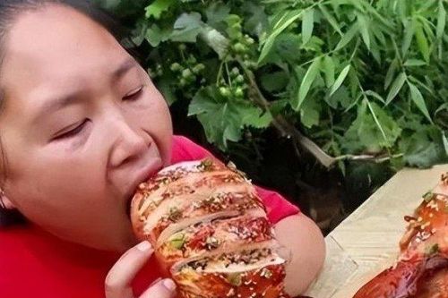 Mukbang bất chấp, người phụ nữ 33 tuổi trông như bà cô 60 tuổi