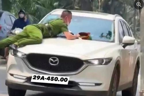 Phân tích pháp lý vụ tài xế xe Mazda hất cảnh sát lên nắp capo rồi bỏ chạy
