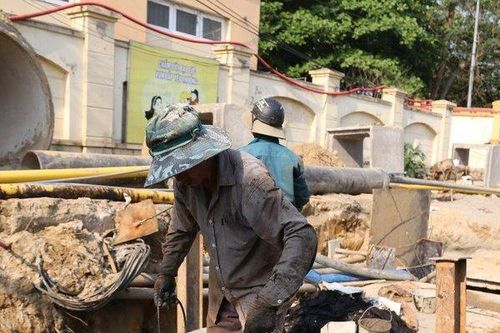 Người dân xứ Nghệ vật vả mưu sinh dưới cái nắng hơn 40 độ C
