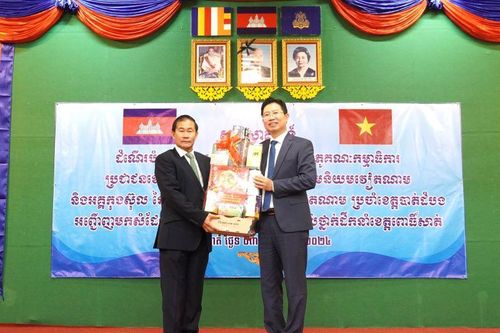 Đoàn đại biểu tỉnh Đồng Tháp thăm, chúc Tết tại tỉnh Pursat