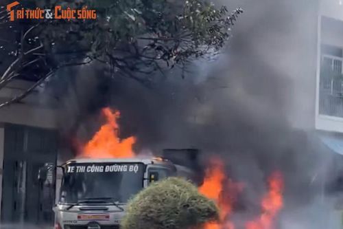 Nắng nóng, xe chở nhựa đường bốc cháy trơ khung ở Đà Nẵng