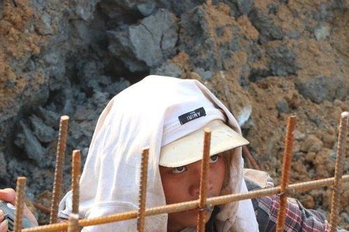 Công nhân miệt mài dưới nắng hơn 40 độ C để thi công cao tốc Bắc - Nam