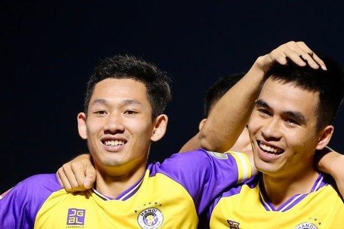 Hai Long lập siêu phẩm, Hà Nội FC thắng dễ TP.HCM