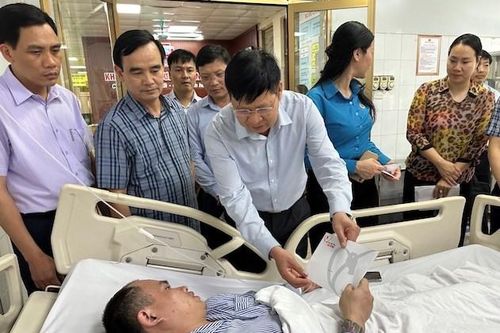 Tổng LĐLĐVN thăm hỏi, hỗ trợ công nhân bị tai nạn hầm lò tại Quảng Ninh