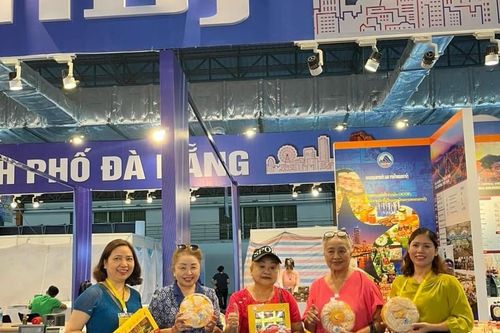Hơn 200 gian hàng của các tỉnh, thành Việt Nam và nước bạn Lào tham dự Triển lãm tại Savannakhet