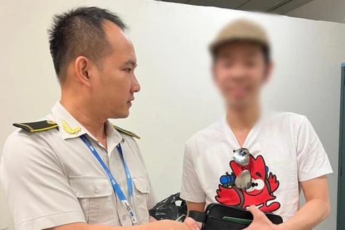 Nam hành khách vội vã rời sân bay bỏ quên ví có hơn 200 triệu đồng