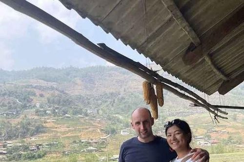 'Cô gái H'Mông nói tiếng Anh như gió' đưa bạn trai về Việt Nam