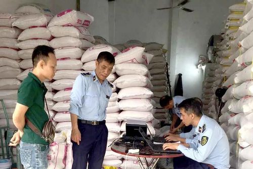Đồng loạt kiểm tra 6 cơ sở kinh doanh gạo nghi giả mạo thương hiệu Ông Cua