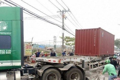 Sau âm thanh chát chúa, 3 người lọt vào gầm xe container