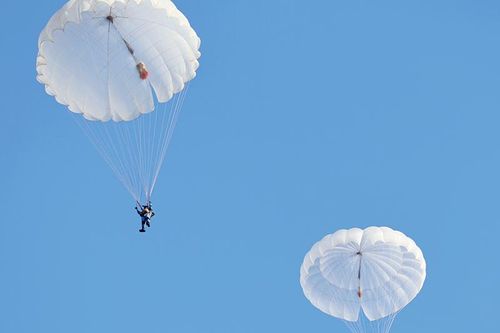 'Khổ luyện' để thỏa đam mê với nhảy dù tròn