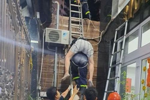 TPHCM: Cảnh sát PCCC cứu người phụ nữ ngã từ tầng 3 xuống mái tôn