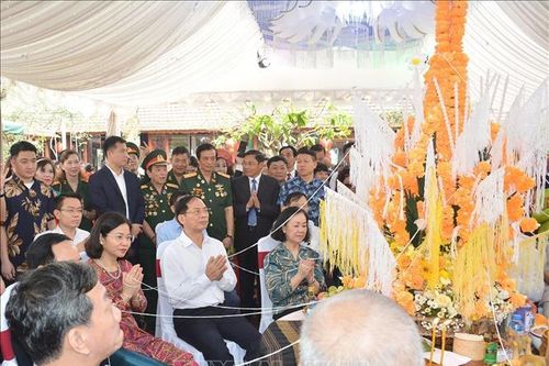 Lãnh đạo Đảng, Nhà nước tham dự đón Tết cổ truyền Bunpimay của Lào