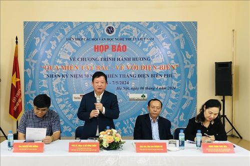 Văn nghệ sỹ hành hương về nguồn 'Qua miền Tây Bắc - Về với Điện Biên'