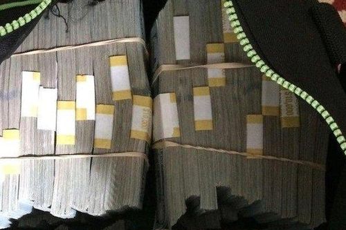 Bỏ 12 triệu mua tủ cũ, người đàn ông phát hiện két sắt chứa 187 tỷ đồng