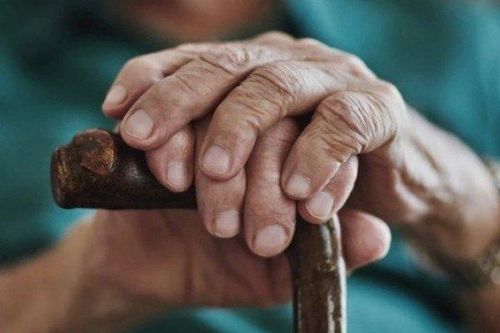 Người phụ nữ để lại 5 triệu đô cho người chăm sóc mình, phớt lờ người thân