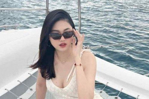Vợ trẻ cao 1,81m của đại gia U50 giữ dáng nhờ thức ăn thô, ít chế biến