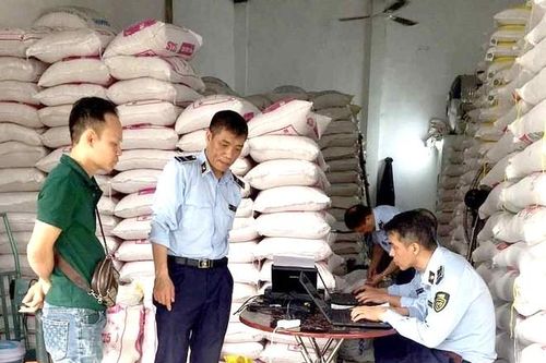 Phát hiện 6 cơ sở kinh doanh gạo có dấu hiệu giả mạo nhãn hiệu