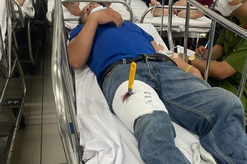 Giấu vợ đem tiền trả nợ, người chồng tự đâm vào đùi, dàn cảnh bị cướp