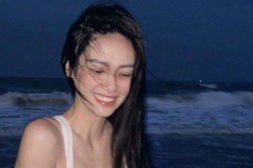 Vũ Thúy Quỳnh chăm tập giữ dáng, mặc áo tắm khoe đường cong sóng nước