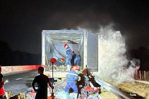 Xe tải bốc cháy trên cao tốc Dầu Giây - Phan Thiết, hàng hóa bị thiêu rụi