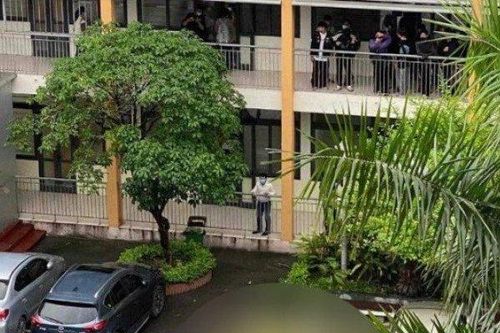 Hà Nội: Rơi từ tầng 5 xuống sân trường, nam sinh tử vong