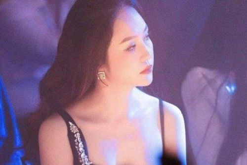 Vợ doanh nhân của Tuấn Hưng đẹp dần theo năm tháng, mê style khoe thềm ngực quyến rũ