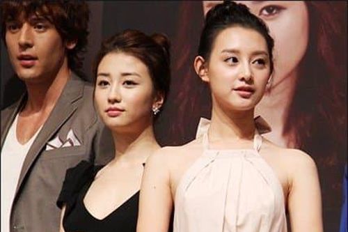 'Lưu Diệc Phi xứ Hàn' và mỹ nhân 'Hậu duệ của mặt trời' chung một khung hình: Khoảng cách 5 tuổi có tạo sự chênh lệch?