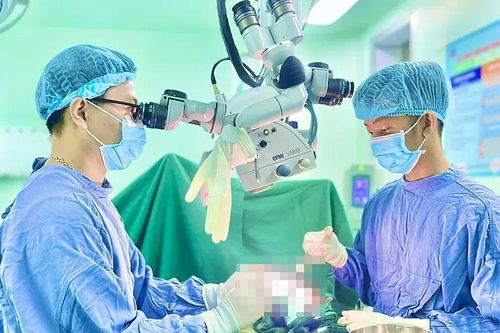 Nối cẳng tay trái cho bệnh nhân tự đập tay vào cửa kính