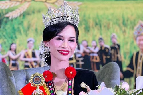 Nữ hoàng sắc đẹp Malaysia bị tước vương miện