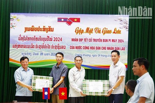 Bộ đội Biên phòng Sơn La chúc Tết lực lượng bảo vệ biên giới nước bạn Lào